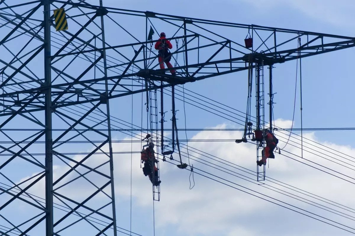power linemen - one of the most dangerous everyday jobs